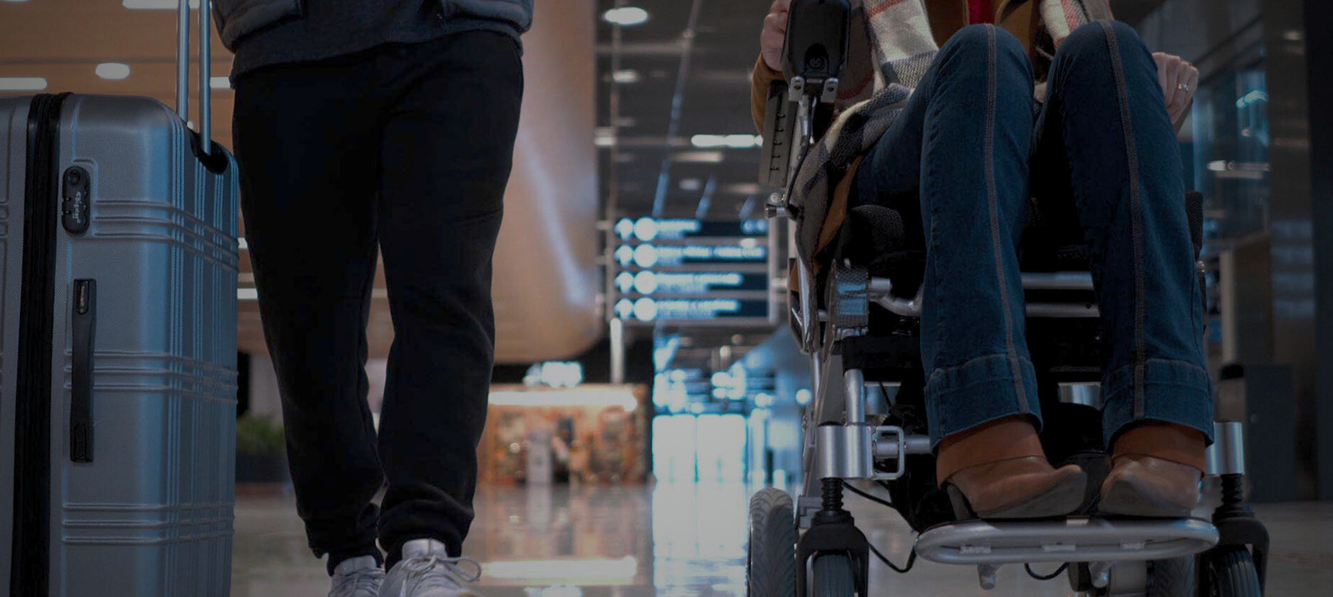 Divinità em rua de paralelepípedo e estrada rural